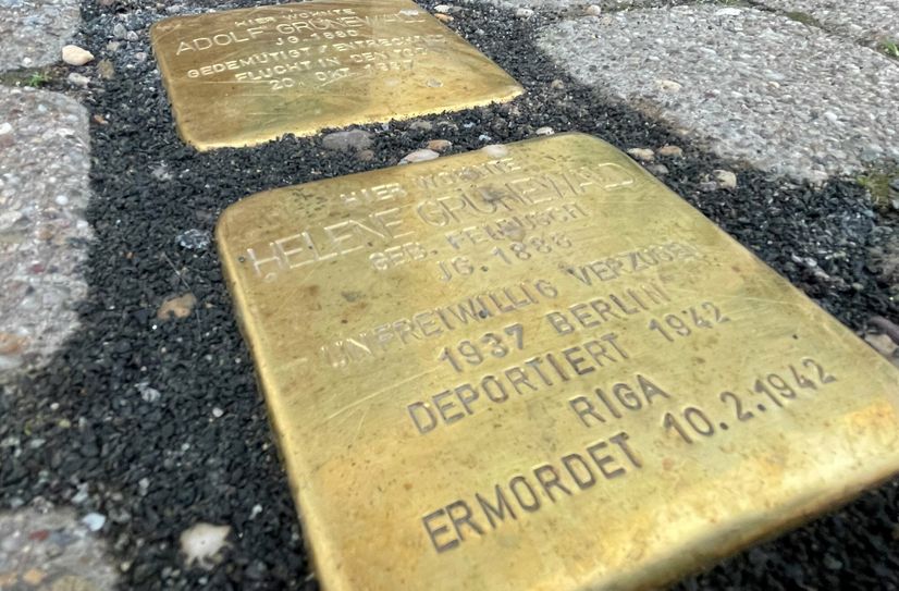 Die Stolpersteine vor dem Haus am Altmarkt 4. Foto: T. Keil