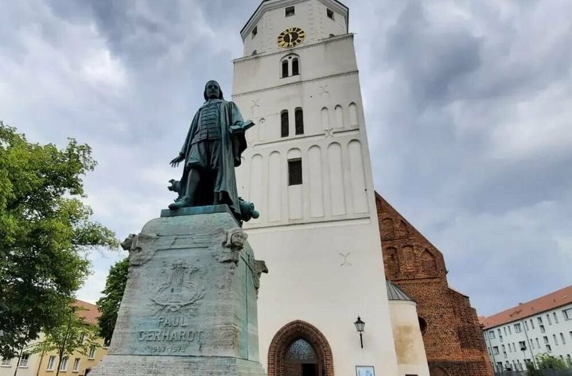 Paul-Gerhardt-Kirche mit dem Paul-Gerhardt-Denkmal in Lübben.