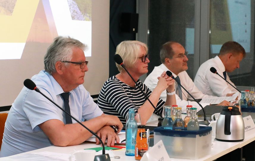 Gleich für über 50 geplante Strukturwandelprojekte gab der Regionale Begleitausschuss ein Votum auf seiner ersten Sitzung ab [v.l.n.r.: Landrat Bernd Lange, Vorsitzende Birgit Weber, Geschäftsführer Sächsische Agentur für Strukturentwicklung GmbH - Jörg Mühlberg). Foto: Sächsische Agentur für Strukturentwicklung GmbH