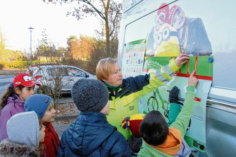 Klingel, Bremse, Beleuchtung: Was alles zu einem verkehrssicheren Fahrrad gehört, erklärte Barbara Jentsch von der Verkehrswacht den neugierigen Kids, die in der Gemeinschaftsunterkunft in der Hegelstraße leben. Nach dem theoretischen Teil konnten sich die Kinder im Grundschulalter auf dem Fahrrad-Parcours praktisch ausprobieren. Foto: jho