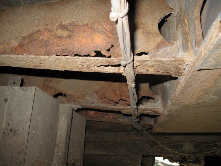 Bilder der Lkw-Kotrolle von maroden Lastern, die erst kürzlich aus dem Verkehr gezogen wurden. Hier: Gebrochene und verrostete Quertraversen.