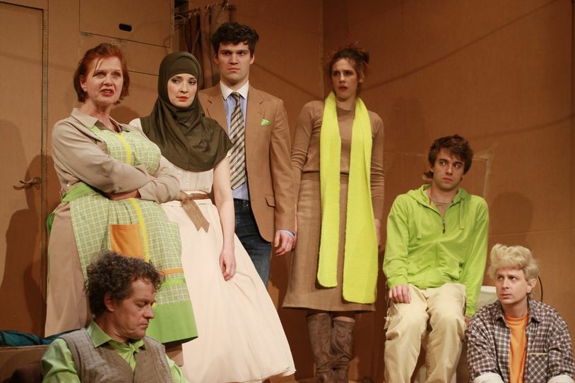 Familie Hase (vo.li): Papa Hase (Erik Brünner), Mama Hase (Nicole Hase), Tochter Lucie (Hanka Mark), Gerard, Verlobter von Lucie (Sebastian Volk), Tochter Marie (Anja Kunzmann), Sohn Jeannot (Michael Zehentner) und Hase Hase (Tom Bartels). Foto: »neue Bühne« Senftenberg
