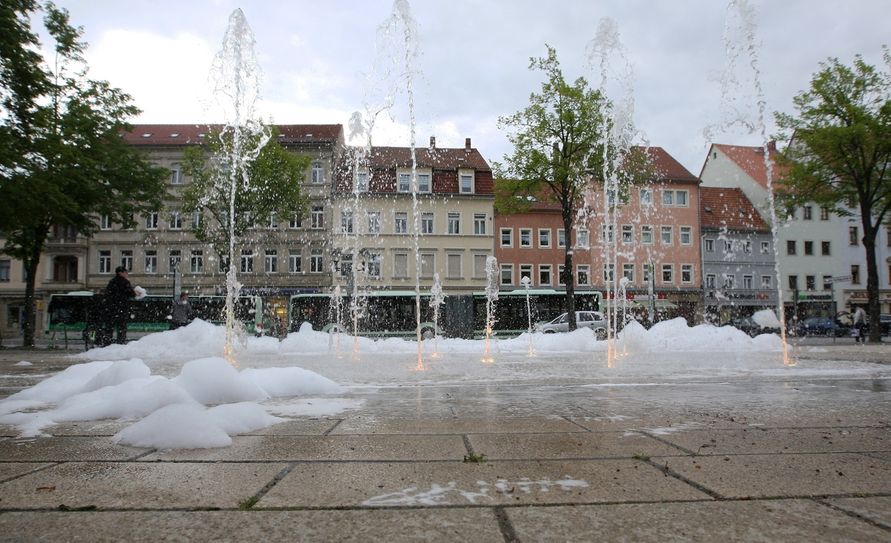 Überall Schaum an den Fontänen am Friedenspark. Foto: Daniel Förster