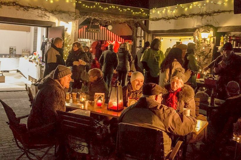 Gemütlicher Treff und guter Zweck beim Trödelmarkt. Foto: Archiv/Schöne