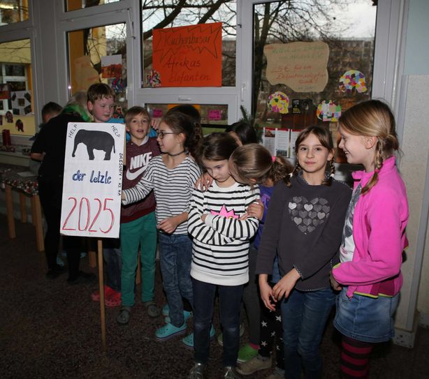 Mädchen und Jungen des Hortes der 120. Grundschule nach dem Kuchenbasar. Foto: © Landeshauptstadt Dresden, Eigenbetrieb Kindertageseinrichtungen