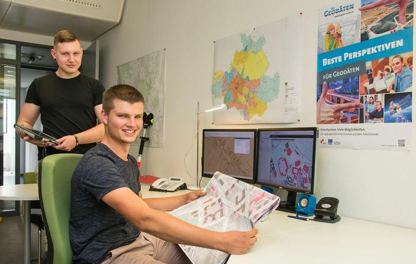Jakob Rösler und Michel Kunath (v.l.n.r.) beim Auswerten der Messergebnisse vom Außendienst. Foto: Felix Lehmann