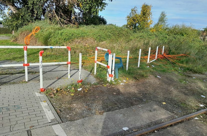 Vandalismus am Bahnübergang.