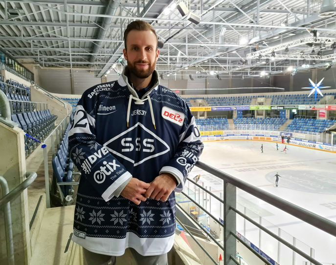 Eislöwen-Goalie Janick Schwendener in "seinem" Weihnachts-Trikot. Foto: Büttner