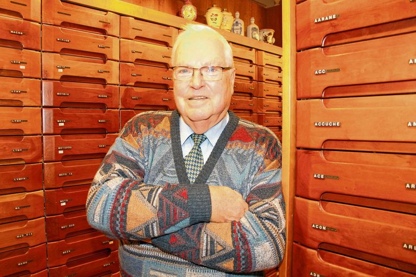 Martin Gruno (80) führte von 1964 bis 2005 die Adler-Apotheke in Senftenberg. Heute genießt er den Ruhestand und hält sich mit Radeln und Schwimmen fit. Foto: sts