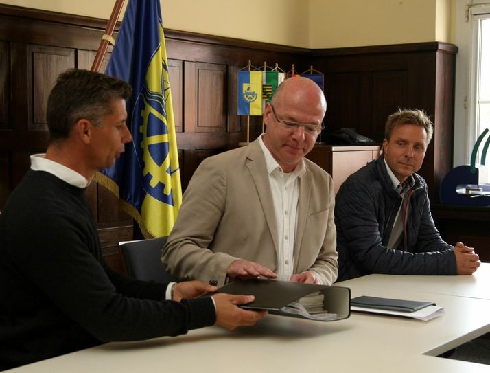 In Heidenau nahm Ordnungsamtsleiter Torsten Walther die Ordner entgegen.