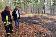 Landrat Stephan Loge (re.) schaute sich den Brandschaden in der Lieberoser Heide an.