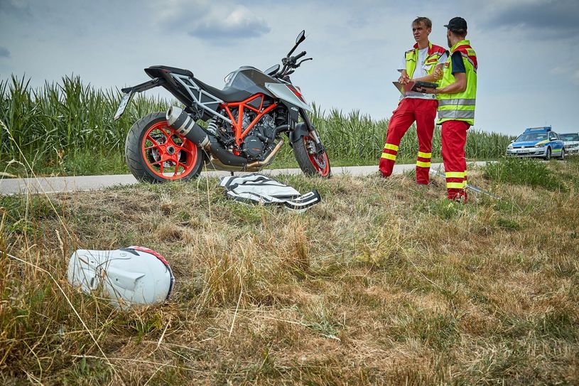 Einsatzkräfte am Unfallort Foto: Marko Förster