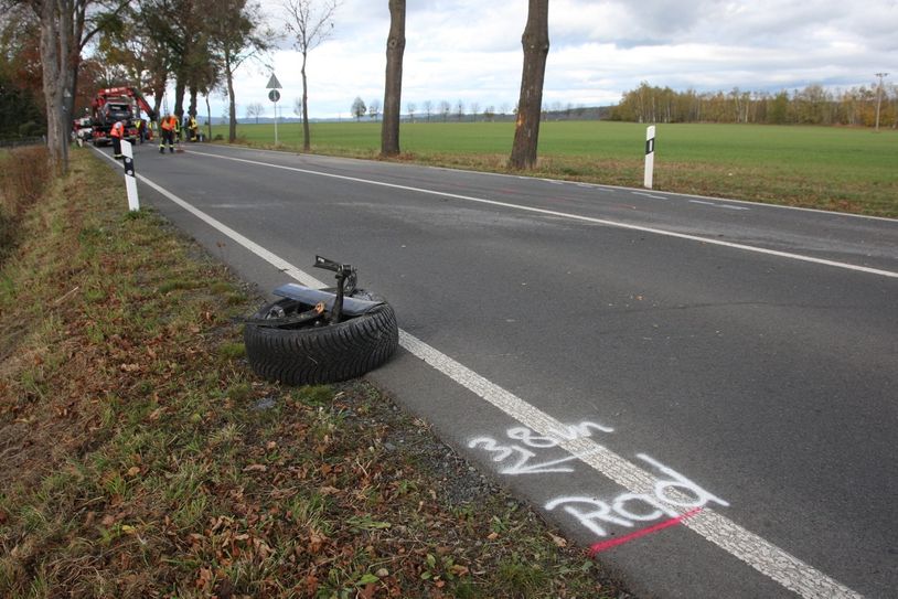 Das verlorene Hinterrad am Straßenrand.