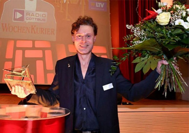 Ronne Noack hieß der Gewinner im März diesen Jahres im Stadthaus Cottbus. Im kommenden Jahr werden erstmals drei Titelträger gekürt - in der Kategorie Wirtschaft, der Kategorie Kultur/Sport und der Kategorie Soziales/Ehrenamt. Und Sie, liebe Leser, entscheiden wie immer mit! Foto: Michael Helbig