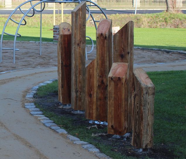 Das Haus ist zwar inzwischen abgerissen, soll aber nicht ganz vergessen werden. Deswegen wurden Teile bei der Gestaltung des Platzes wiederverwendet. Die als Dekoelemente verbauten Balken stammen aus dem Dachstuhl des Hauses, eine den Platz begrenzende Mauer ist aus alten Ziegeln gebaut. Und auch die alte Haustür wurde aufgearbeitet und hat ihren Weg in besagte Mauer gefunden. Foto: T. Keil