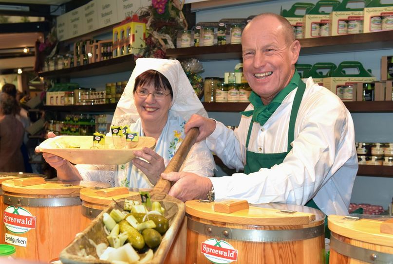 Spreewald-Christl und Gurkenpaule gehören wieder zum Standpersonal des Spreewaldvereins. Foto: Spreewaldverein e.V