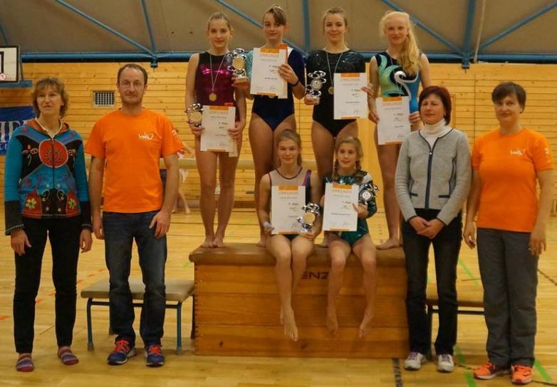 Die Pokalgewinnerinnen mit Ina Hennig, Steffen Weber, Uta Palberg (Volksbank Pirna) und Dr. Grit Reimann (1. Vorsitzende des VSG). Foto: VSG Pirna