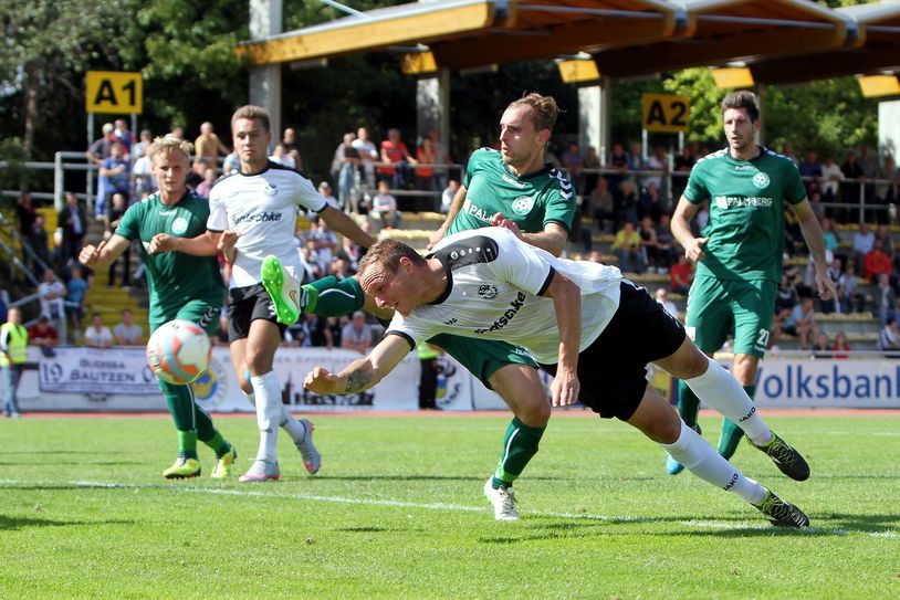 Dieser sehenswerte Flugkopfball von Budissa-Spieler Christoph Klippel (vorn) verfehlte knapp sein Ziel. Foto: Zettl