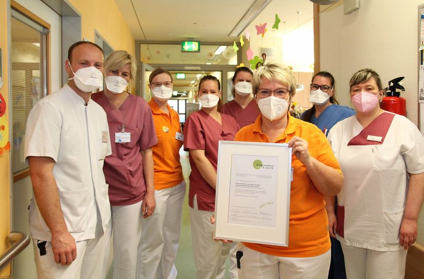 Das Team der Klinik für Kinder und Jugendmedizin im Lausitzer Seenland Klinikum freut sich über die Auszeichnung.