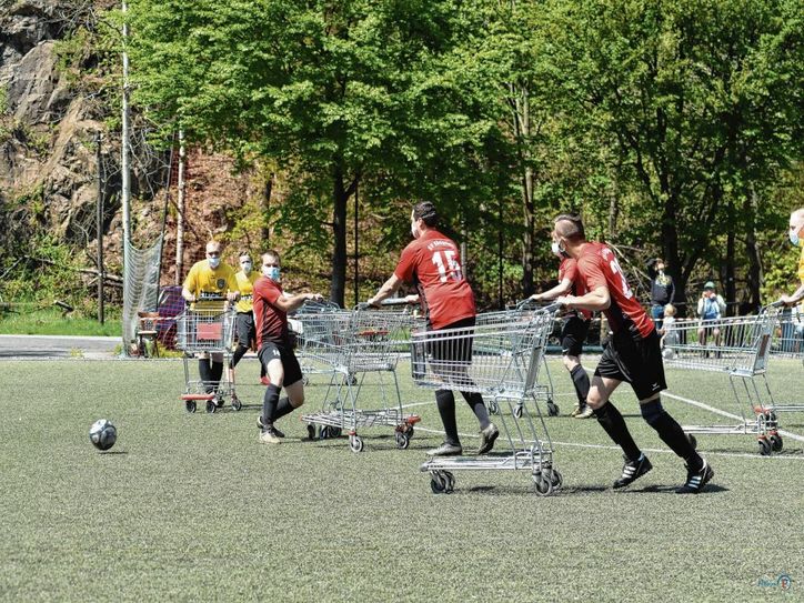 Die Spieler des SC Einheit Bahratal-Berggießhübel (in Rot) und des SV Königstein (in Gelb) kämpfen mit ihren Abstandshaltern um den Ball. Fotos: Thomas Füg