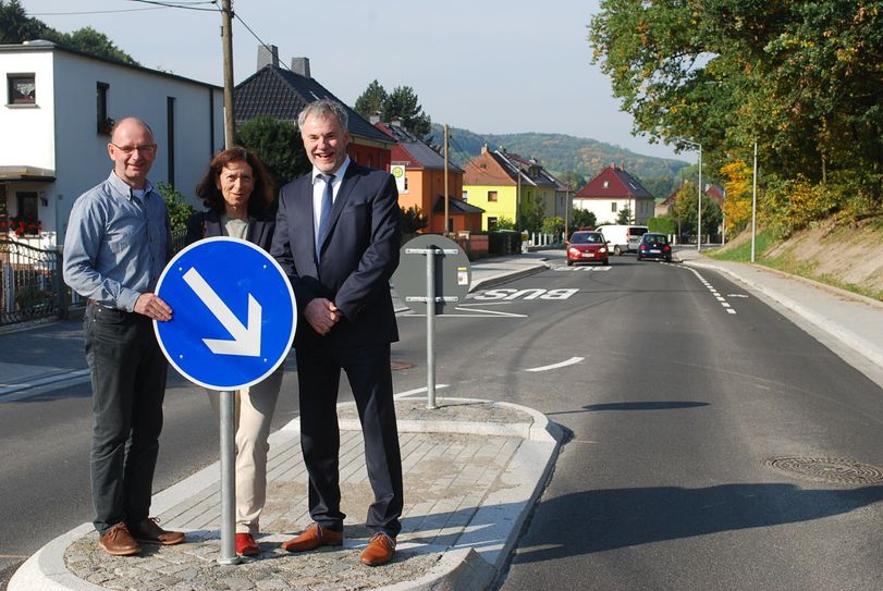 Es ist vollbracht: Gernot Möschke, Heike Richter, Uwe Rumberg (von links) durchschneiden das berühmte Band für freie Fahrt.                                                       Foto: Trache