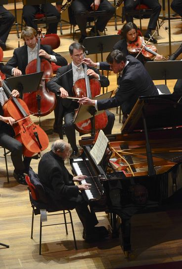 Der 92jährige Pianist Menahem Pressler und die Sächsische Staatskapelle Dresden mit ihrem Chefdirigenten Christian Thielemann.