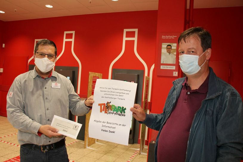 Kaufland-Hausleiter Sven Hannatzsch (li.) überreicht Tierparkleiter Holger Loser (re.) die 2.222 Euro aus der Leergutbon-Aktion. Foto: sts