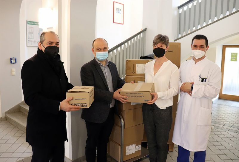 V.l.n.r.: Im Beisein vom Görlitzer Oberbürgermeister Octavian Ursu und dem Zgorzelecer Oberbürgermeister Rafa? Gronicz übergaben Daniela Kleeberg, die Standortleiterin des St. Carolus Krankenhaus, und Ivan Ivanow, ukrainischer Arzt im St. Carolus Krankenhaus, am 5. April eine große Palette Schmerzmedikamente und Verbandsmaterial im Wert von 5.000 EUR zum Weitertransport in die Ukraine.