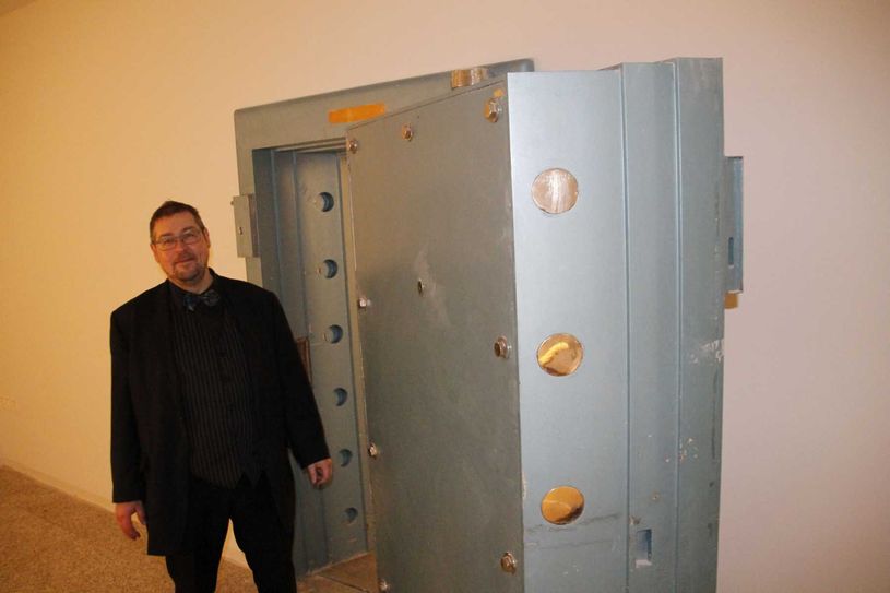Steffen Krestin, der Leiter der städtischen Sammlungen, zeigt den alten Tresorraum des jetzigen Museums. Früher war hier das Sparkassengebäude der Stadt. Foto: jho