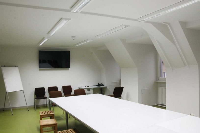 Im Obergeschoss entstanden beim Umbau moderne Seminar- und Veranstaltungsräume. Foto: jho