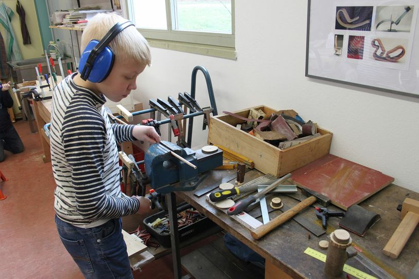 Blick in die Holzwerkstatt, wo Upcycling angesagt ist. Foto: K. Silbermann