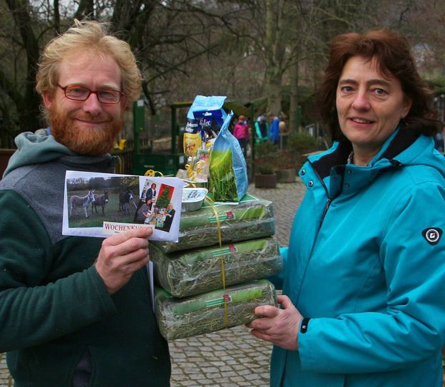 2019 haben wir gespendetes Futter an die Tiere in der Hebelei übergeben.  Hebelei-Chef Sven Näther freute sich über den Einsatz der  WochenKurier-Leser.
