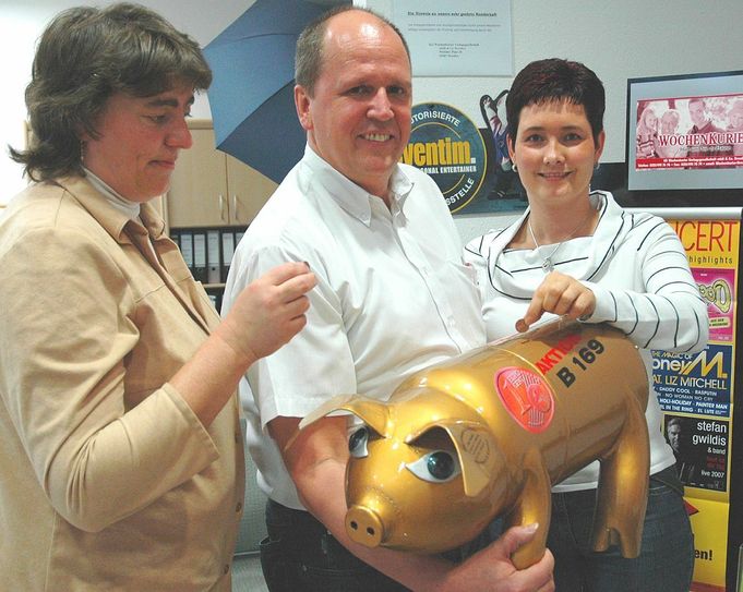 Das Spenden-Schweinchen des Riesaer Wirtschaftsforums für den Weiterbau der neuen B169 war auch im WochenKurier-Büro zu Gast. Steffi Sossna, Steffen Trautmann und Verena Farrar zählten zu den Befürwortern (vl.)