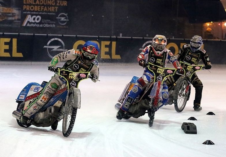 Das Drift-Spektakel in der Eishalle ist nicht nur für große Motorradfreunde ein Highlight, sondern auch für jüngere Rennsportfreunde ein echtes Abenteuer. Foto: Paarmann