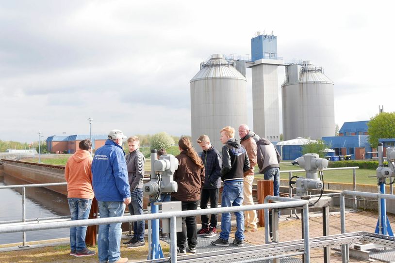 Während des Zukunftstags Brandenburg lernten die Schüler bei der LWG nicht nur die Lehrwerkstatt kennen, sondern besichtigten auch die Kläranlage Cottbus. Foto: LWG