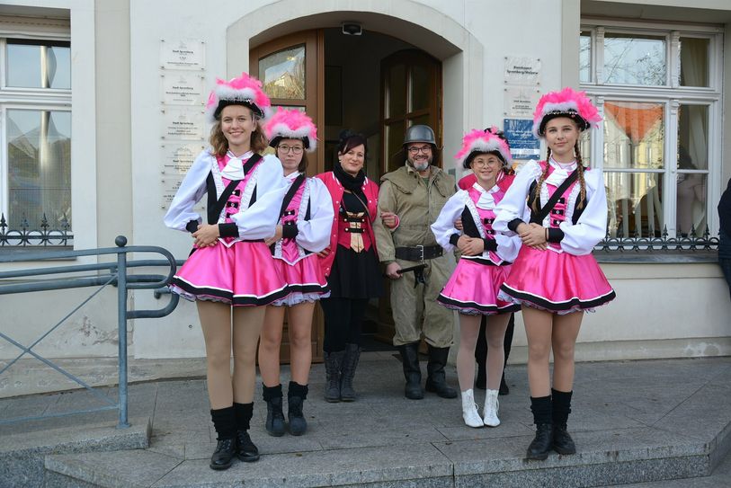 Frank Kulik, stellvertretender Bürgermeister, hat den Rathausschlüssel übergeben.