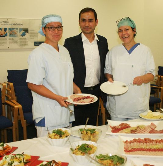Geschäftsführer Sadik Tastan bedankt sich stellvertretend für alle Mitarbeiter bei den Anästhesieschwestern Kristin Schröder (l.) und Katrin Geisler (r.) mit einem Dankeschön-Frühstück für ein tägliches tolerantes Miteinander. Foto: Irene Göbel