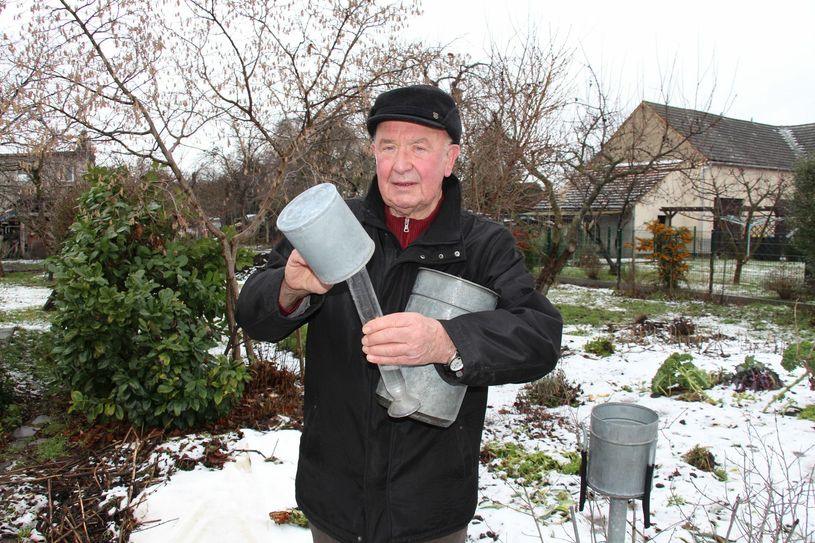 Rudolf Kupfer leert den Regenmesser in seinem Garten. Der Hobbymeteorologe beobachtet seit vielen Jahren das regionale Wetter. Foto: sts