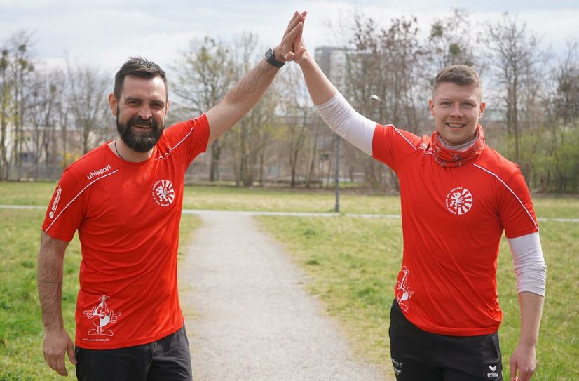 Die Johanniter Danilo Schulz und Florian Wunderlich waren natürlich auch selbst mit beim Spendenlauf dabei.