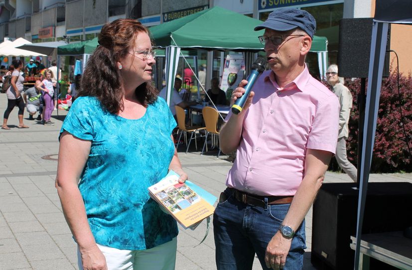Die Gorbitzer Quartiersmanagerin Nicole Kreißl und der Prohliser Stadtbezirksamtsleiter Jens Lämmerhirt am Koitschgraben.