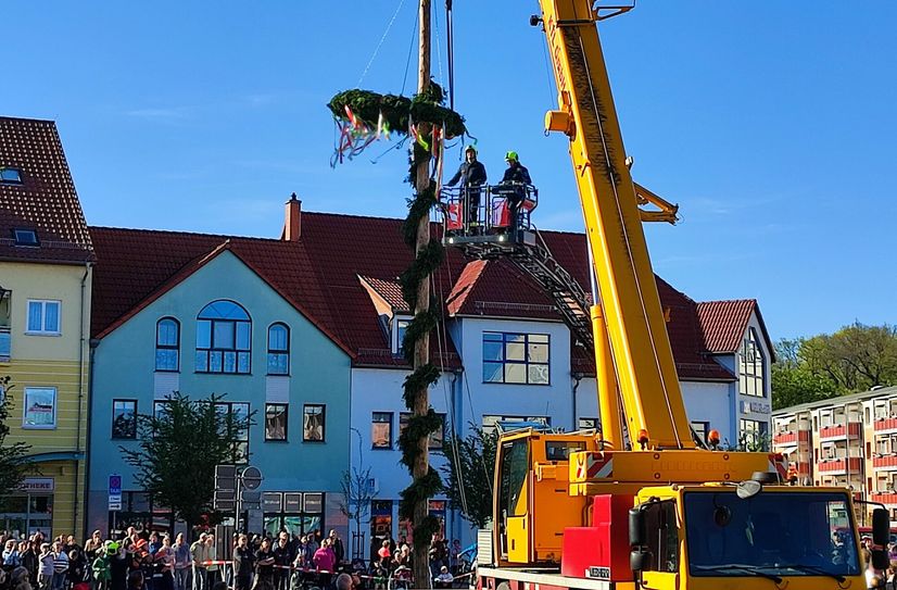 Im vergangenen Jahr konnte der Maibaum bei sonnigem Wetter gestellt werden.