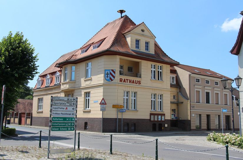 Das Rathaus in der Gemeinde Altdöbern ist heute auch der Sitz der Amtsverwaltung des Amtes Altdöbern.