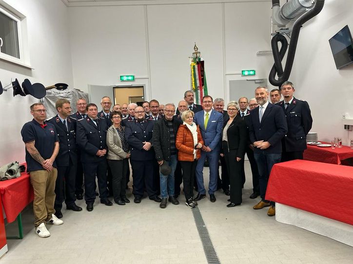 Neben den zahlreichen Kameraden der Freiwilligen Feuerwehr haben der CDU-Landtagsabgeordnete Marko Schiemann (zweiter von rechts), die Beigeordnete Romy Reinisch und Bürgermeister Matthias Seidel teilgenommen.