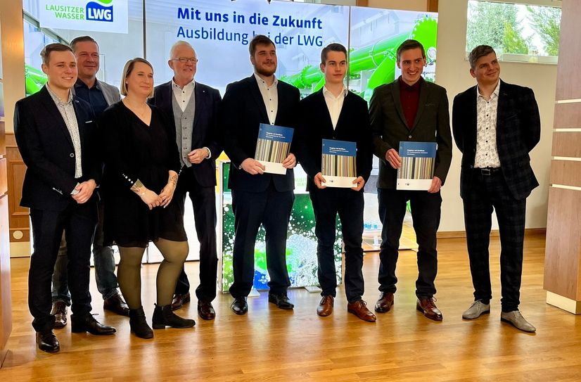 Alle drei Anlagenmechaniker der LWG erhielten dieser Tage ihr Abschlusszeugnis und einen Arbeitsvertrag.