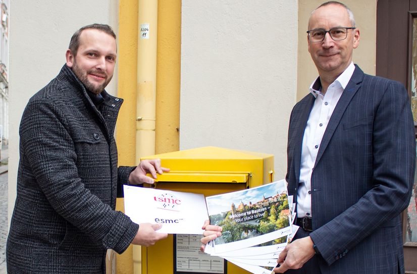 Heiko Nowak und Karsten Vogt beim symbolischen Postwurf für TSMC.