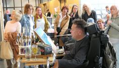 Die Malpräsentation von Mundmaler Dirk Bennewitz hat im Rathausfoyer anlässlich seiner Ausstellungseröffnung für Erstaunen gesorgt.