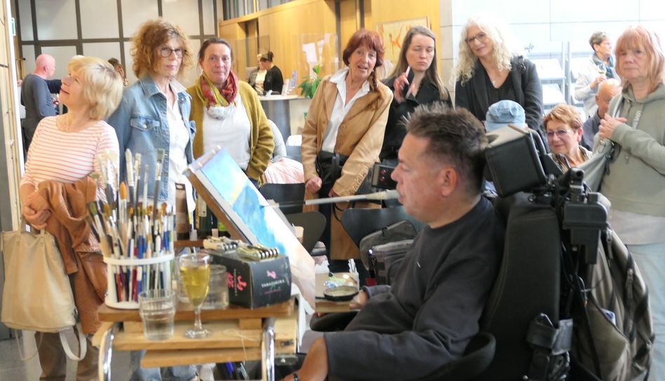 Die Malpräsentation von Mundmaler Dirk Bennewitz hat im Rathausfoyer anlässlich seiner Ausstellungseröffnung für Erstaunen gesorgt.