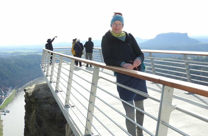 Hanka Owsian, Sprecherin der »Bürgerinitiative Naturpark Sächsische Schweiz«, auf der neuen Bastei-Aussichtsplattform. Ein Sinnbild des Zusammengehens von Natur und Kultur.