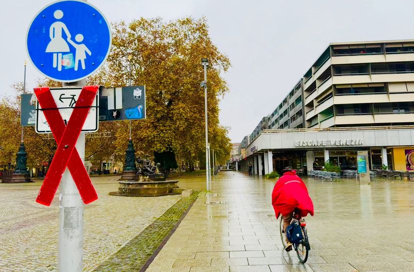 Noch ist der Weihnachtsmarkt nicht aufgebaut - das Verbot "RADFAHRER GESPERRT" ist angebracht - und wird ignoriert. Nun sollen Radfahrer eine gesicherte Querung zwischen Albertplatz und Augustusbrücke bekommen - zu Lasten des KfZ-Verkehrs.