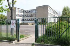Schulhofeingang der Breitscheidschule  bleibt jetzt verschlossen. Bald ziehen  - übergangsweise - wieder Schüler ein.